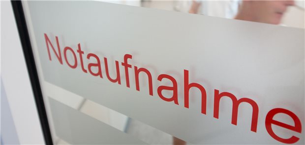 Nach Urteil: BMG hält bei Notfallstufen keine Gesetzesänderung für nötig Der Gemeinsame Bundesausschuss hat Kriterien für ein gestuftes System der Notfallstrukturen in Krankenhäusern definiert. Das Bundessozialgericht hat eine einzelne Regelung dazu verworfen. Gesetzgeberischer Nachbesserungsbedarf erwächst daraus nicht, meint BMG-Staatssekretär Tino Sorge.