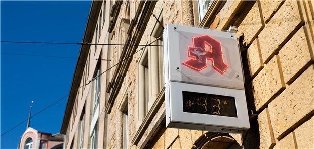Ein Thermometer vor einer Apotheke zeigt 43 Grad an.