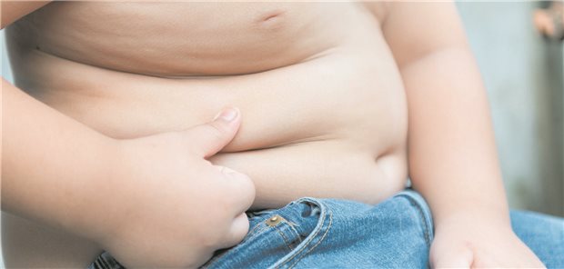 Viele Kinder in Deutschland sind übergewichtig – Tendenz steigend. Im Falle einer Zulassung von Liraglutid gäbe es für sechs- bis zwölfjährige Kinder bald eine medikamentöse Option. (Symbolbild)